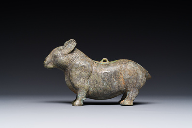 Rare r&eacute;cipient rituel en bronze en forme de tapir de style Zhou oriental, Chine, p&eacute;riode des Royaumes combattants