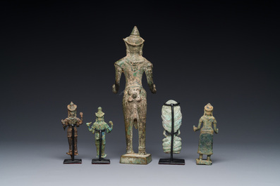 Groupe de cinq figures en bronze de Shiva, Bodhisattva et Uma, Cambodge, 11/16&egrave;me