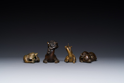 Groupe de quatre presse-papiers en bronze dor&eacute;, Chine, Ming/Qing