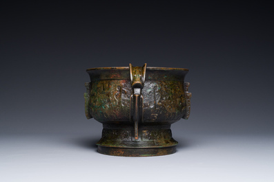 Insolite br&ucirc;le-parfum archa&iuml;que de type 'gui' en bronze au couvercle en bois, Chine, Song