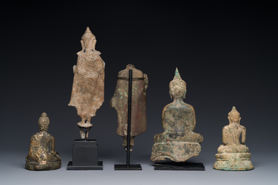Groupe de cinq figures de Bouddha en bronze, Tha&iuml;lande et Indon&eacute;sie, 8/17&egrave;me