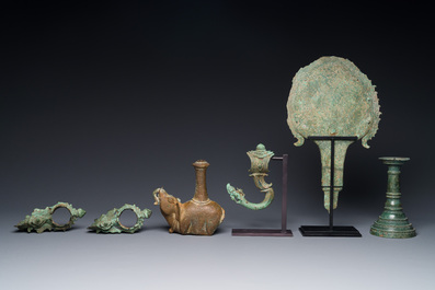 Collection de sculptures en bronze, de crochets de palanquin et d'un bougeoir, Cambodge, 13&egrave;me et avant