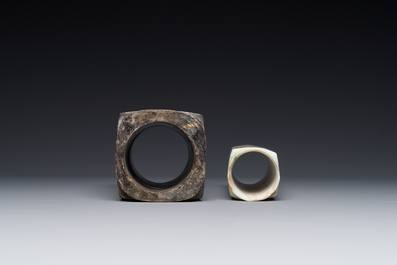 Twee Chinese jade rituele 'cong' vazen, 2/4e eeuw v.C.