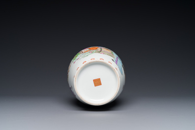 Een Chinese famille rose vaas met figuratief decor, Qianlong merk, 20e eeuw