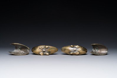 Een paar Chinese met zilver ingelegde bronzen waterdruppelaars in de vorm van eend, Qing