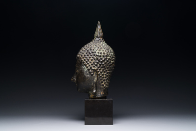 Een Thais bronzen Boeddha hoofd in Noordelijke Sukhotai-stijl, 17/18e eeuw