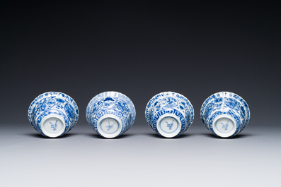Tien Chinese blauw-witte koppen en veertien schotels met floraal decor, lingzhi merk, Kangxi