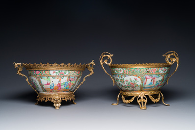 Twee Chinese Canton famille rose kommen met vergulde bronzen monturen, 19e eeuw