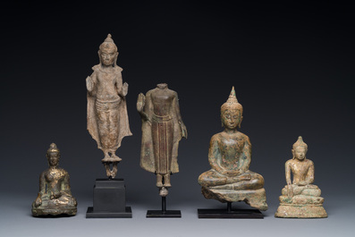 Groupe de cinq figures de Bouddha en bronze, Tha&iuml;lande et Indon&eacute;sie, 8/17&egrave;me