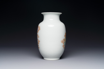 Vase en porcelaine de Chine famille rose &agrave; d&eacute;cor de huit immortels, marque de Qianlong, R&eacute;publique
