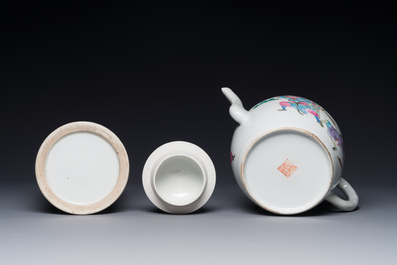Een Chinese famille rose theepot en een 'Wu Shuang Pu' penselenbeker, Daoguang merk en periode