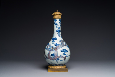Een Chinese blauw-witte en koperrode 'draken' vaas met verguld bronzen montuur, 18e eeuw