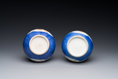 Paire de vases de forme triple gourde en porcelaine de Chine famille verte &agrave; fond bleu poudr&eacute; &agrave; d&eacute;cor d'antiquit&eacute;s, Kangxi