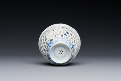 Een zeldzame Chinese opengewerkte dubbelwandige blauw-witte kop, Kangxi