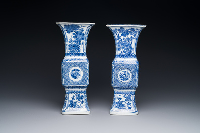 Een paar Chinese blauw-witte 'gu' vazen met floraal decor, Kangxi