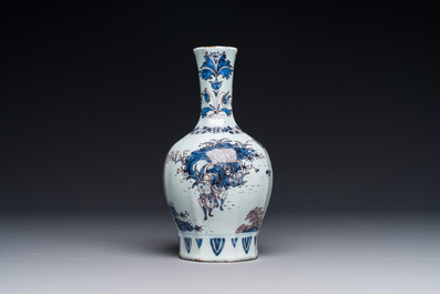Vase de forme bouteille en fa&iuml;ence de Delft en bleu, blanc et mangan&egrave;se &agrave; d&eacute;cor chinois, fin du 17&egrave;me