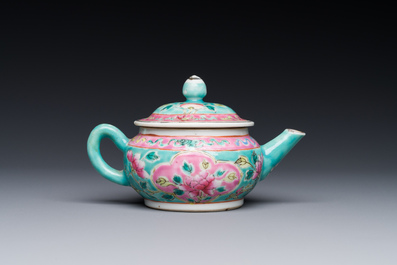 Een Chinese famille rose theepot voor de Straits of Peranakan markt, 19e eeuw