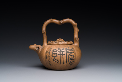 Th&eacute;i&egrave;re couverte en gr&egrave;s de Yixing inscrite, Chine, marque Shuan Sheng 淦生, R&eacute;publique