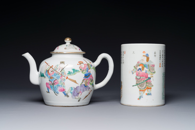 Een Chinese famille rose theepot en een 'Wu Shuang Pu' penselenbeker, Daoguang merk en periode