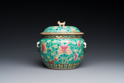 Een Chinese famille rose 'kamcheng' dekselkom voor de Straits of Peranakan markt, 19e eeuw
