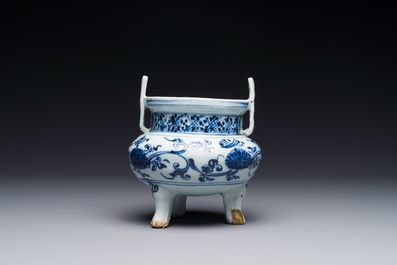 Een Chinees blauw-wit wierookvat op drie poten met floraal decor en een houten deksel, Ming