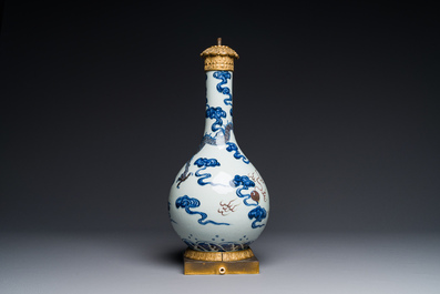Een Chinese blauw-witte en koperrode 'draken' vaas met verguld bronzen montuur, 18e eeuw