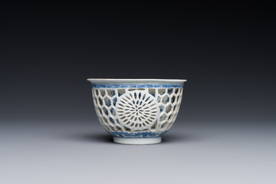 Een zeldzame Chinese opengewerkte dubbelwandige blauw-witte kop, Kangxi