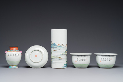 Groupe de cinq pi&egrave;ces en porcelaine de Chine famille rose, marque de Qianlong et Hongxian, 19/20&egrave;me