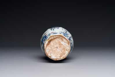 Vase de forme bouteille en fa&iuml;ence de Delft en bleu, blanc et mangan&egrave;se &agrave; d&eacute;cor chinois, fin du 17&egrave;me
