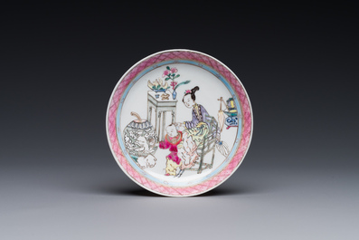 Tasse et soucoupe en porcelaine de Chine famille rose &agrave; d&eacute;cor d'une dame avec un gar&ccedil;on, Yongzheng