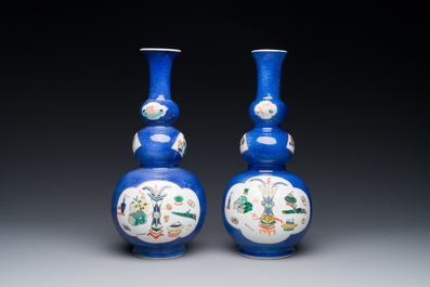 Paire de vases de forme triple gourde en porcelaine de Chine famille verte &agrave; fond bleu poudr&eacute; &agrave; d&eacute;cor d'antiquit&eacute;s, Kangxi
