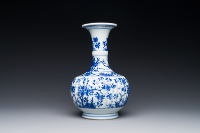 Een Chinese blauw-witte kendi met floraal decor, Kangxi