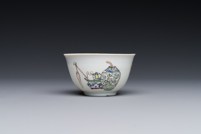 Tasse et soucoupe en porcelaine de Chine famille rose &agrave; d&eacute;cor d'une dame avec un gar&ccedil;on, Yongzheng