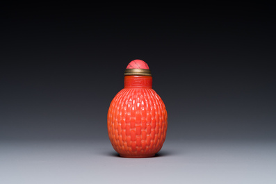A Chinese coral-red Peking glass snuff bottle imitating a basket, 19th C.
