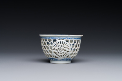 Een zeldzame Chinese opengewerkte dubbelwandige blauw-witte kop, Kangxi
