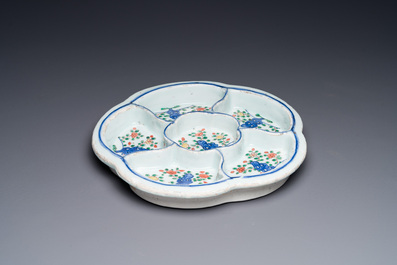 Een Chinese wucai confiserieschotel met floraal decor, Wanli