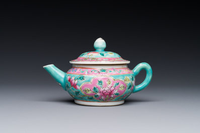 Een Chinese famille rose theepot voor de Straits of Peranakan markt, 19e eeuw