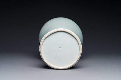 Rare vase en porcelaine de Chine en bleu et blanc &agrave; d&eacute;cor floral, Kangxi