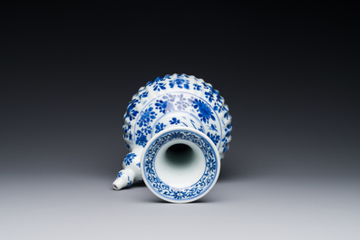 Een Chinese blauw-witte kendi met floraal decor, Kangxi