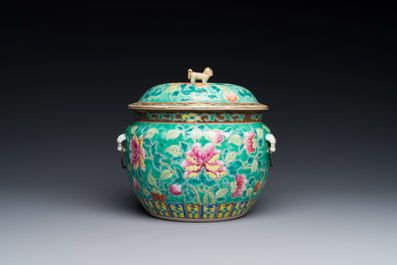 Een Chinese famille rose 'kamcheng' dekselkom voor de Straits of Peranakan markt, 19e eeuw