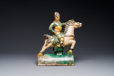 Een Chinese sancai daktegel in de vorm van een krijger te paard, Ming