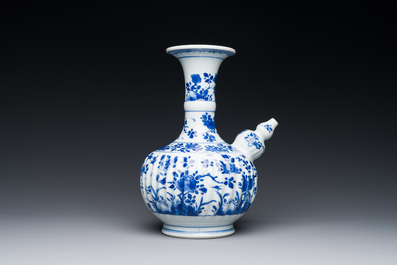 Een Chinese blauw-witte kendi met floraal decor, Kangxi