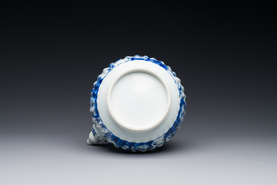 Een Chinese blauw-witte kendi met floraal decor, Kangxi