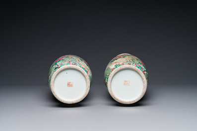 Paire de vases en porcelaine de Chine famille rose &agrave; d&eacute;cor d'oiseaux parmi des branches fleuries, marque de Qianlong, R&eacute;publique