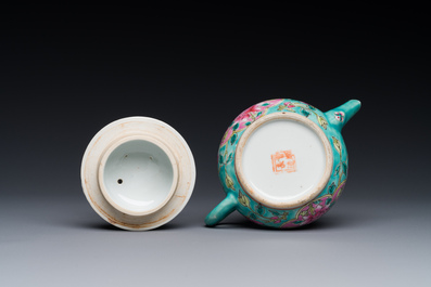 Een Chinese famille rose theepot voor de Straits of Peranakan markt, 19e eeuw