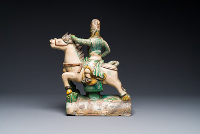Een Chinese sancai daktegel in de vorm van een krijger te paard, Ming