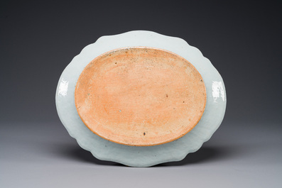 Plat de forme ovale en porcelaine de Chine famille rose &agrave; d&eacute;cor d'oiseaux pr&egrave;s de branches fleuries, Qianlong