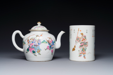 Een Chinese famille rose theepot en een 'Wu Shuang Pu' penselenbeker, Daoguang merk en periode