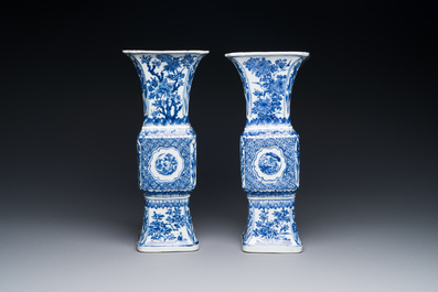 Een paar Chinese blauw-witte 'gu' vazen met floraal decor, Kangxi