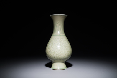 Vase en porcelaine de Chine en c&eacute;ladon monochrome &agrave; d&eacute;cor floral incis&eacute;, Kangxi